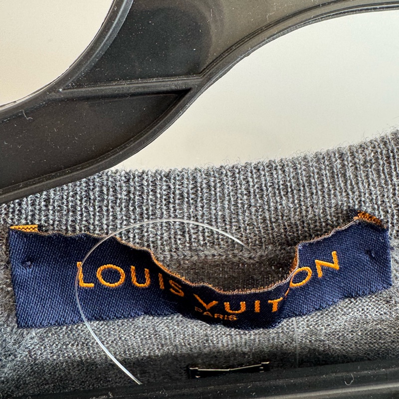 LV灰色前口袋毛衣-17