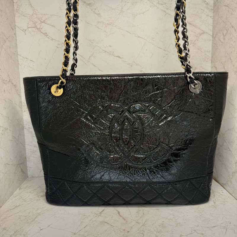CHANEL黑色爆裂紋油蠟面金銀鍊托特包/30-0