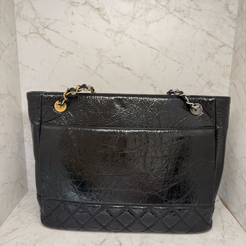 CHANEL黑色爆裂紋油蠟面金銀鍊托特包/30-1