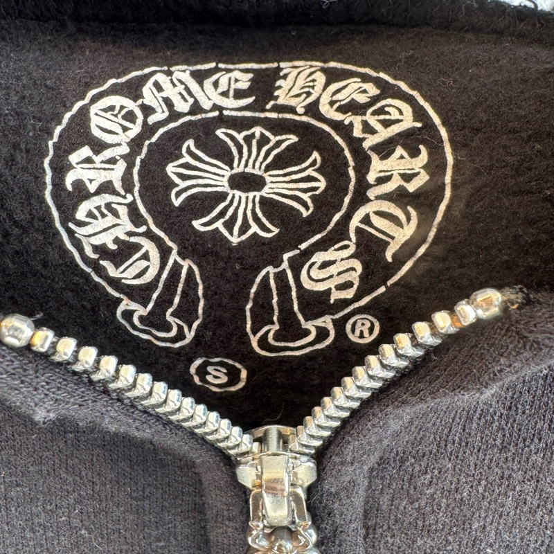 克羅心 紫嘴唇黑帽外套-1