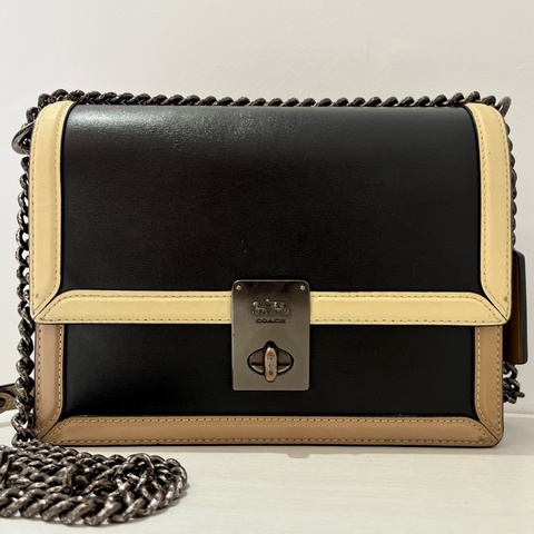 狀況佳✨ COACH 專櫃款 Hutton 撞色鏈條包 黑卡其❤️顏色超美