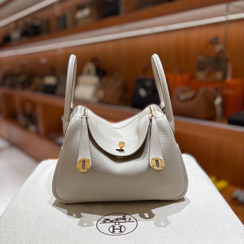 【現貨｜快速出貨】Hermès 愛馬仕 Lindy 26 奶昔白｜C刻 2018年｜金釦柔霧優雅配色｜Taurillon Clemence 小牛皮-0