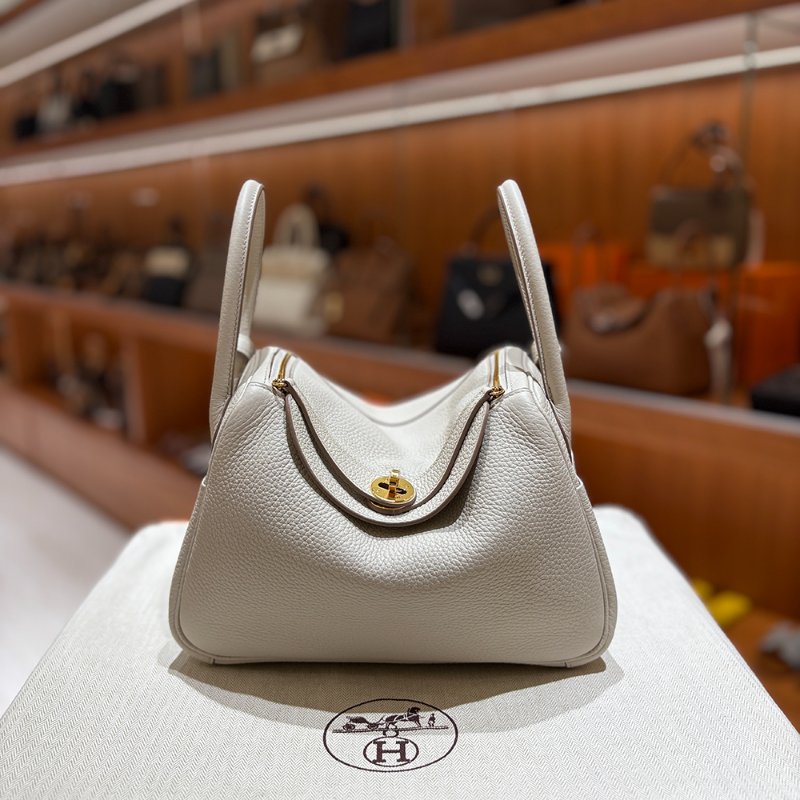 【現貨｜快速出貨】Hermès 愛馬仕 Lindy 26 奶昔白｜C刻 2018年｜金釦柔霧優雅配色｜Taurillon Clemence 小牛皮-1