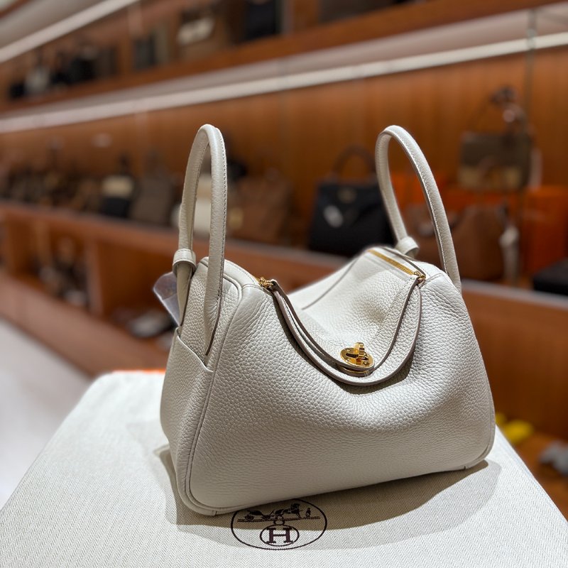 【現貨｜快速出貨】Hermès 愛馬仕 Lindy 26 奶昔白｜C刻 2018年｜金釦柔霧優雅配色｜Taurillon Clemence 小牛皮-2
