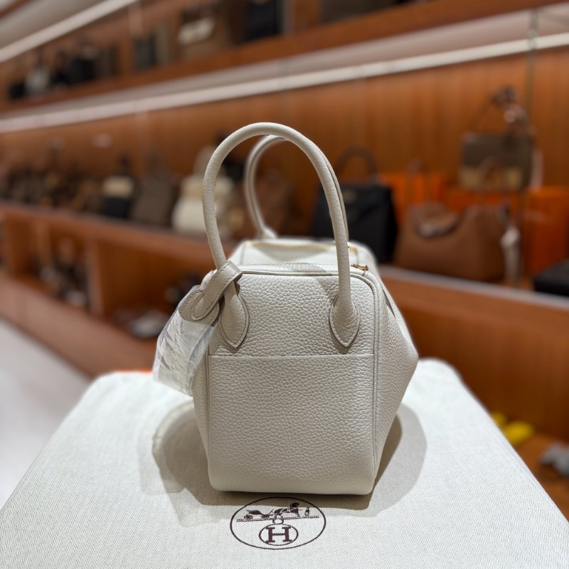 【現貨｜快速出貨】Hermès 愛馬仕 Lindy 26 奶昔白｜C刻 2018年｜金釦柔霧優雅配色｜Taurillon Clemence 小牛皮-3