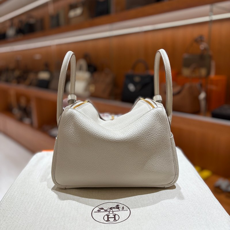 【現貨｜快速出貨】Hermès 愛馬仕 Lindy 26 奶昔白｜C刻 2018年｜金釦柔霧優雅配色｜Taurillon Clemence 小牛皮-4