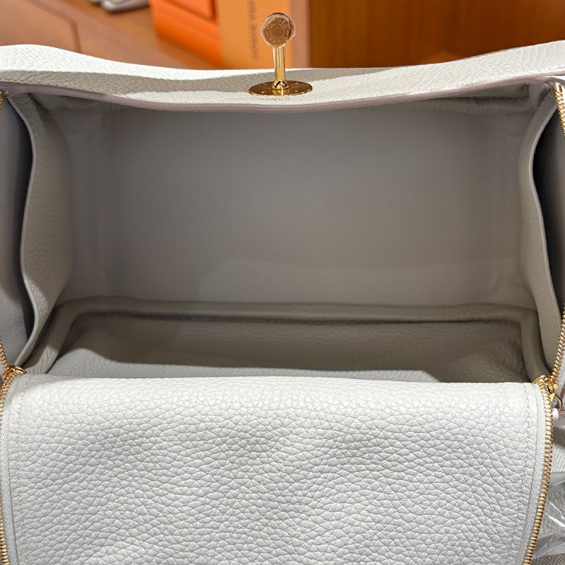 【現貨｜快速出貨】Hermès 愛馬仕 Lindy 26 奶昔白｜C刻 2018年｜金釦柔霧優雅配色｜Taurillon Clemence 小牛皮-8