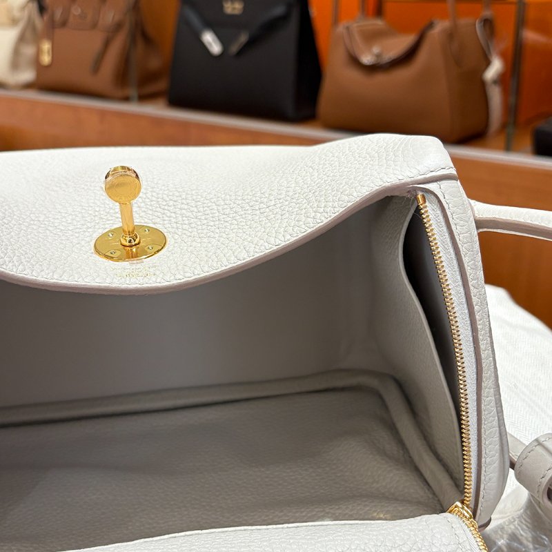 【現貨｜快速出貨】Hermès 愛馬仕 Lindy 26 奶昔白｜C刻 2018年｜金釦柔霧優雅配色｜Taurillon Clemence 小牛皮-9