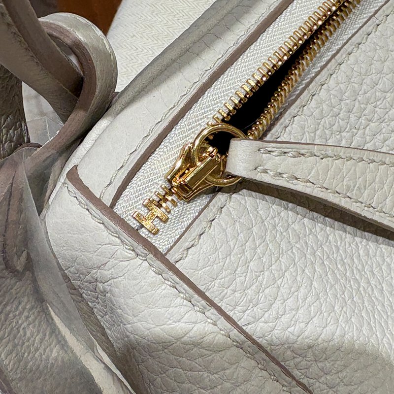 【現貨｜快速出貨】Hermès 愛馬仕 Lindy 26 奶昔白｜C刻 2018年｜金釦柔霧優雅配色｜Taurillon Clemence 小牛皮-11