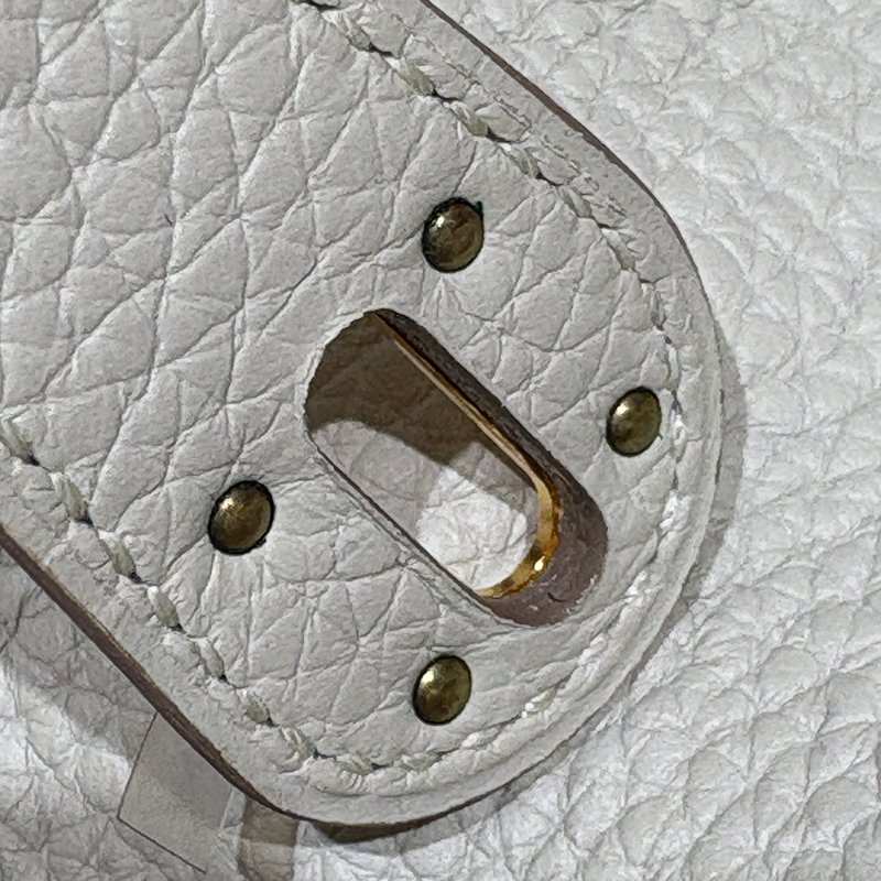 【現貨｜快速出貨】Hermès 愛馬仕 Lindy 26 奶昔白｜C刻 2018年｜金釦柔霧優雅配色｜Taurillon Clemence 小牛皮-16