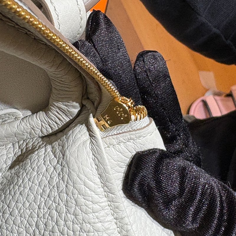 【現貨｜快速出貨】Hermès 愛馬仕 Lindy 26 奶昔白｜C刻 2018年｜金釦柔霧優雅配色｜Taurillon Clemence 小牛皮-17