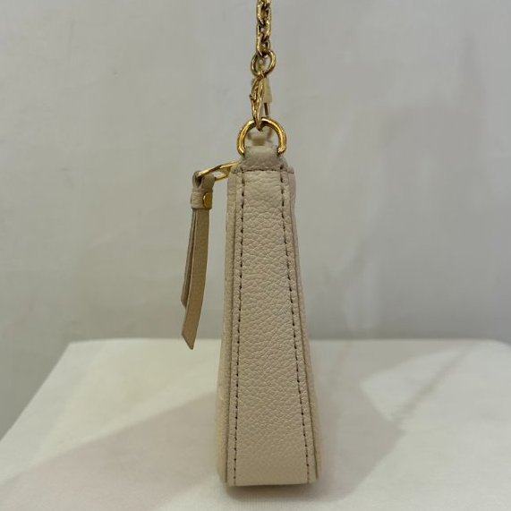 LV米白壓紋腋下包-3