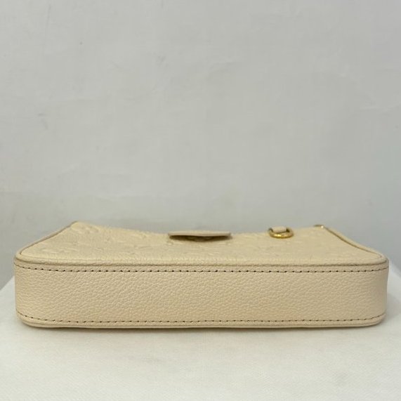 LV米白壓紋腋下包-4