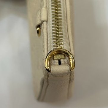 LV米白壓紋腋下包-10