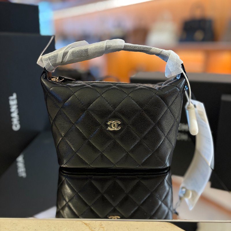 【現貨｜快速出貨】Chanel Mini Hobo Bag 25｜黑色 銀釦 小牛皮金鍊｜晶片款 2025年新款-1