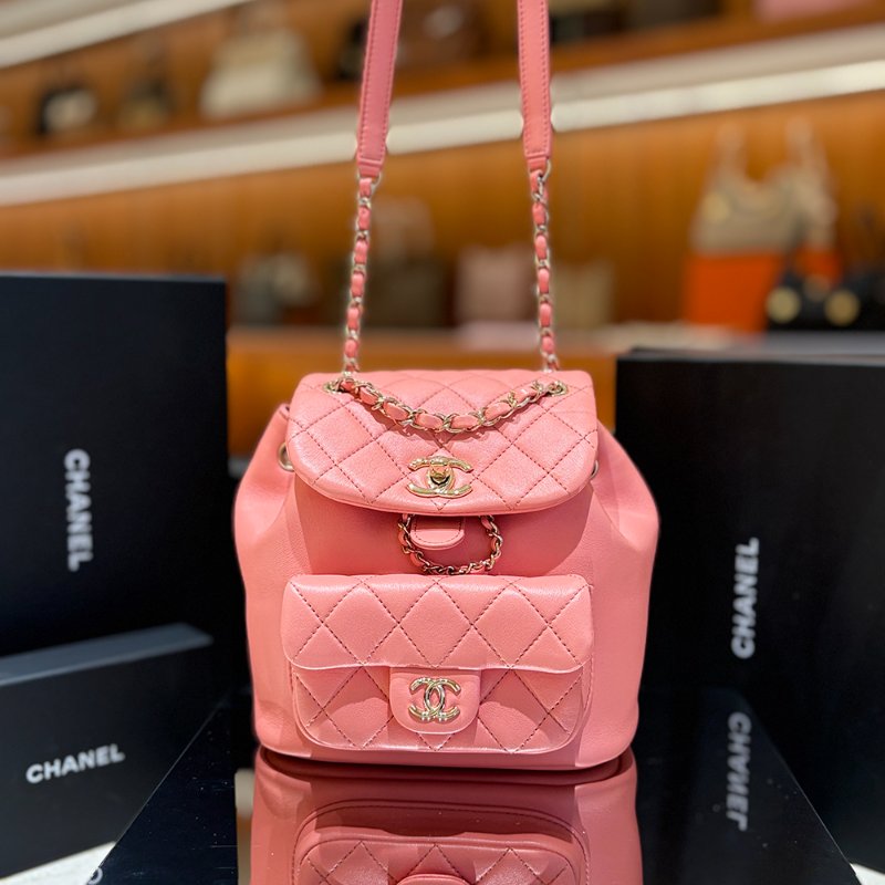 【現貨｜夢幻逸品】Chanel Duma Mini 後背包｜經典粉 × 金釦 晶片款｜可甜可鹽的全能穿搭包｜香奈兒CC Logo 雙層口袋設計-1