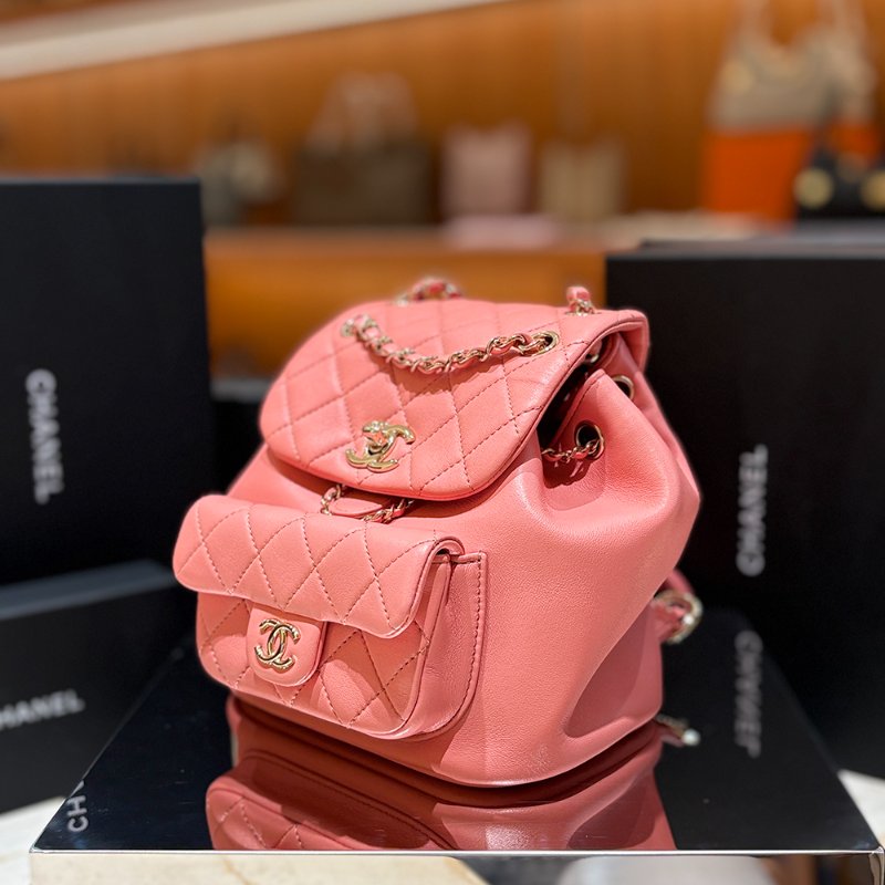 【現貨｜夢幻逸品】Chanel Duma Mini 後背包｜經典粉 × 金釦 晶片款｜可甜可鹽的全能穿搭包｜香奈兒CC Logo 雙層口袋設計-2