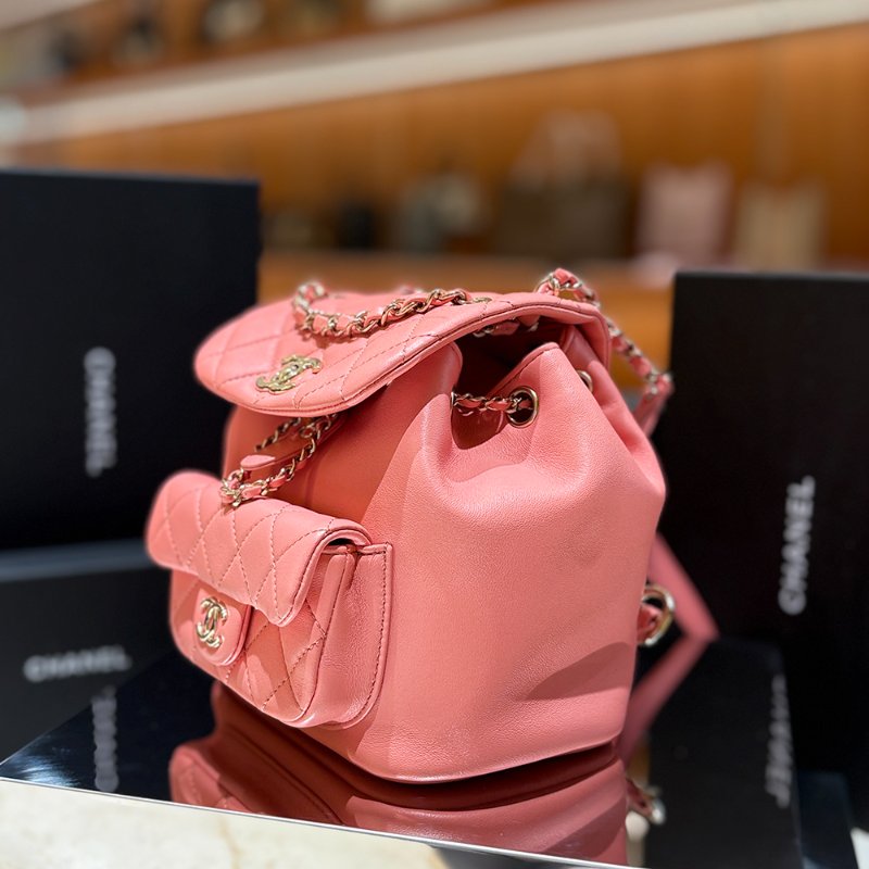 【現貨｜夢幻逸品】Chanel Duma Mini 後背包｜經典粉 × 金釦 晶片款｜可甜可鹽的全能穿搭包｜香奈兒CC Logo 雙層口袋設計-3