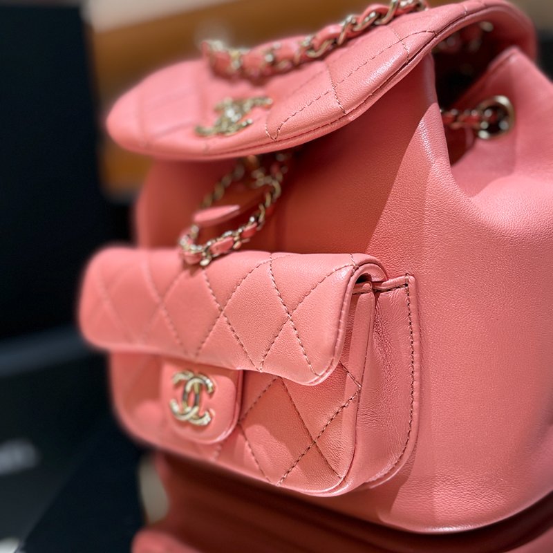 【現貨｜夢幻逸品】Chanel Duma Mini 後背包｜經典粉 × 金釦 晶片款｜可甜可鹽的全能穿搭包｜香奈兒CC Logo 雙層口袋設計-4