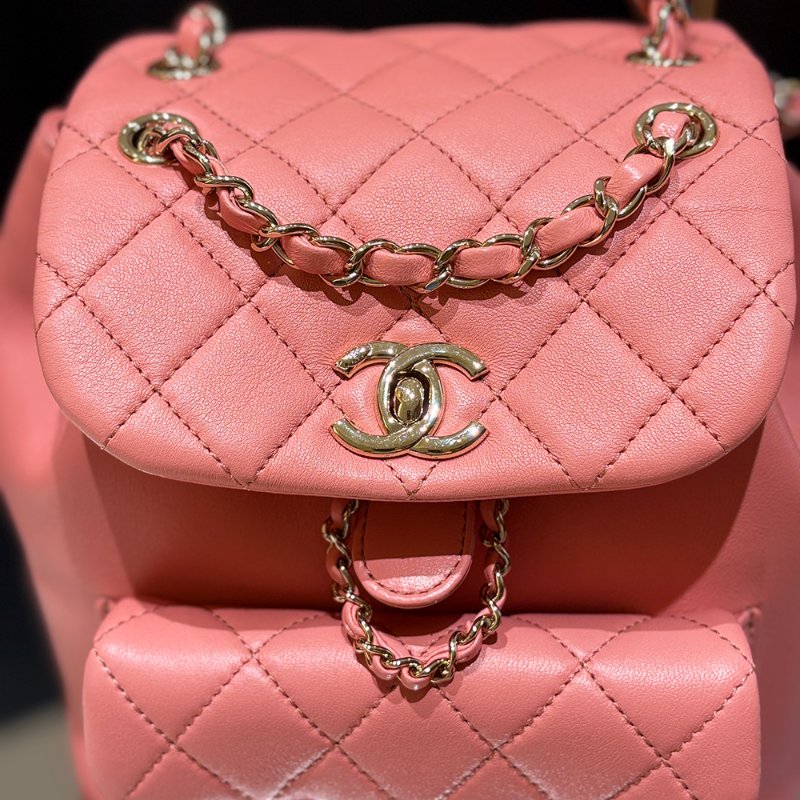 【現貨｜夢幻逸品】Chanel Duma Mini 後背包｜經典粉 × 金釦 晶片款｜可甜可鹽的全能穿搭包｜香奈兒CC Logo 雙層口袋設計-5
