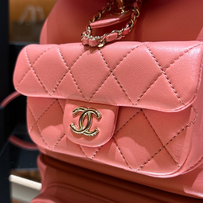 【現貨｜夢幻逸品】Chanel Duma Mini 後背包｜經典粉 × 金釦 晶片款｜可甜可鹽的全能穿搭包｜香奈兒CC Logo 雙層口袋設計-6