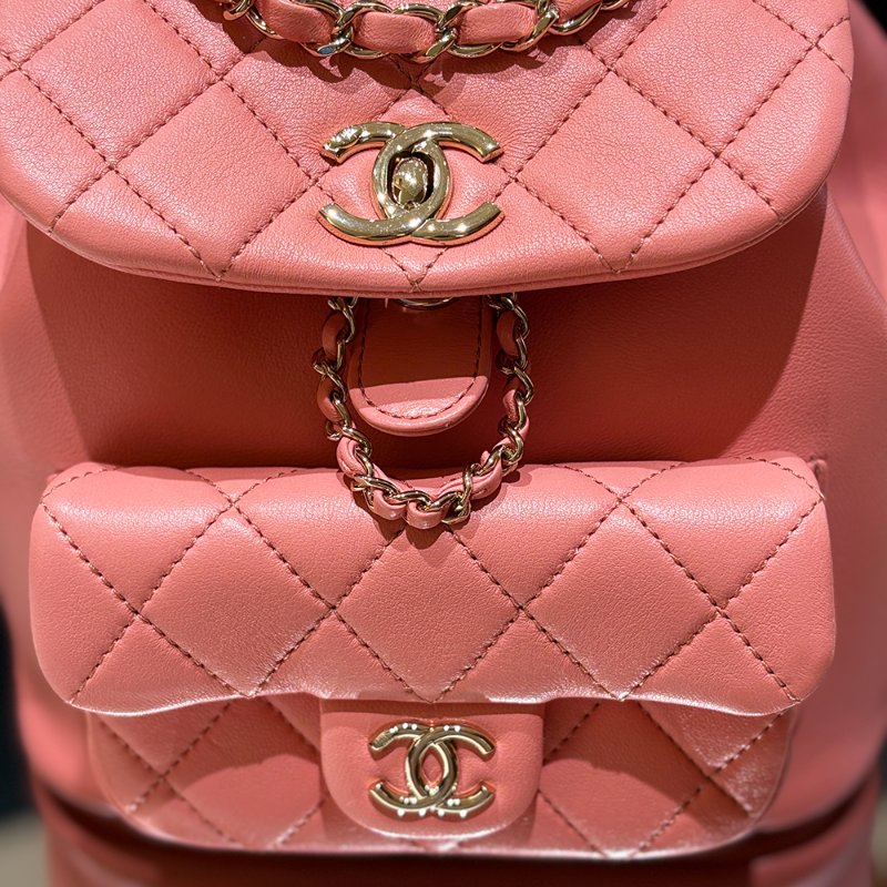 【現貨｜夢幻逸品】Chanel Duma Mini 後背包｜經典粉 × 金釦 晶片款｜可甜可鹽的全能穿搭包｜香奈兒CC Logo 雙層口袋設計-7