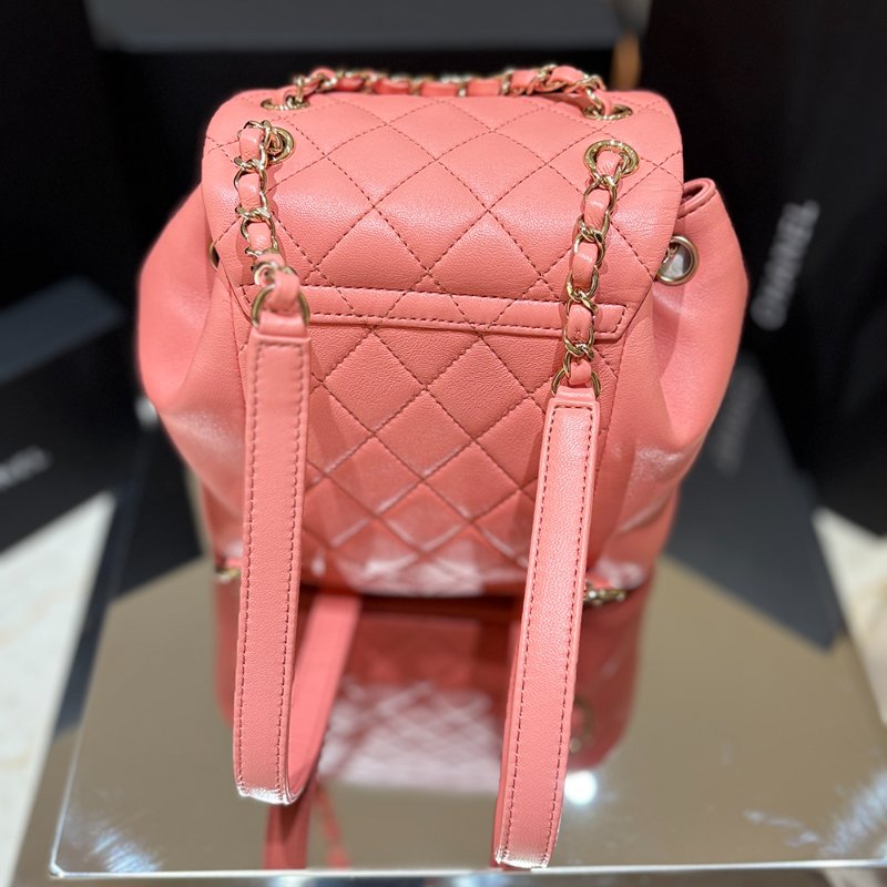 【現貨｜夢幻逸品】Chanel Duma Mini 後背包｜經典粉 × 金釦 晶片款｜可甜可鹽的全能穿搭包｜香奈兒CC Logo 雙層口袋設計-8