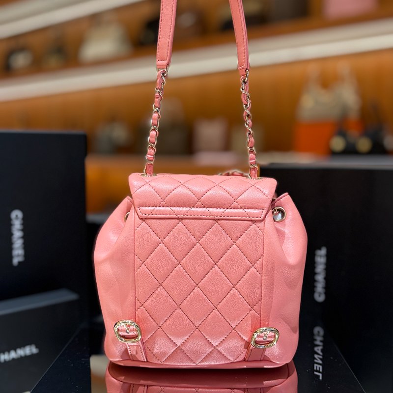 【現貨｜夢幻逸品】Chanel Duma Mini 後背包｜經典粉 × 金釦 晶片款｜可甜可鹽的全能穿搭包｜香奈兒CC Logo 雙層口袋設計-9