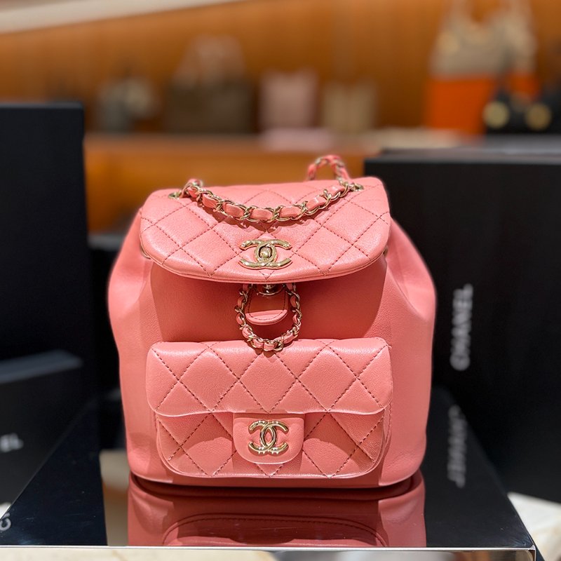 【現貨｜夢幻逸品】Chanel Duma Mini 後背包｜經典粉 × 金釦 晶片款｜可甜可鹽的全能穿搭包｜香奈兒CC Logo 雙層口袋設計-10
