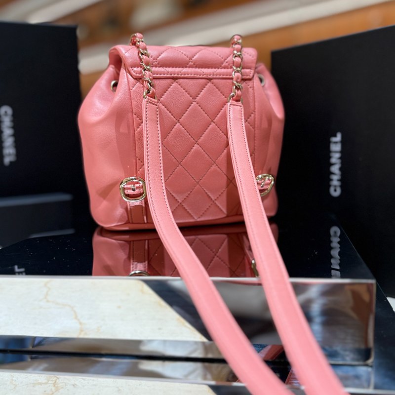 【現貨｜夢幻逸品】Chanel Duma Mini 後背包｜經典粉 × 金釦 晶片款｜可甜可鹽的全能穿搭包｜香奈兒CC Logo 雙層口袋設計-12