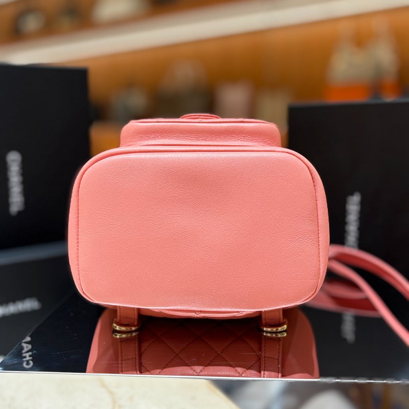 【現貨｜夢幻逸品】Chanel Duma Mini 後背包｜經典粉 × 金釦 晶片款｜可甜可鹽的全能穿搭包｜香奈兒CC Logo 雙層口袋設計-13