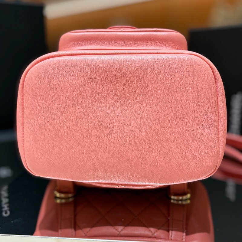 【現貨｜夢幻逸品】Chanel Duma Mini 後背包｜經典粉 × 金釦 晶片款｜可甜可鹽的全能穿搭包｜香奈兒CC Logo 雙層口袋設計-14