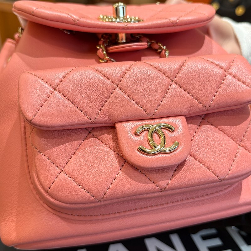 【現貨｜夢幻逸品】Chanel Duma Mini 後背包｜經典粉 × 金釦 晶片款｜可甜可鹽的全能穿搭包｜香奈兒CC Logo 雙層口袋設計-15