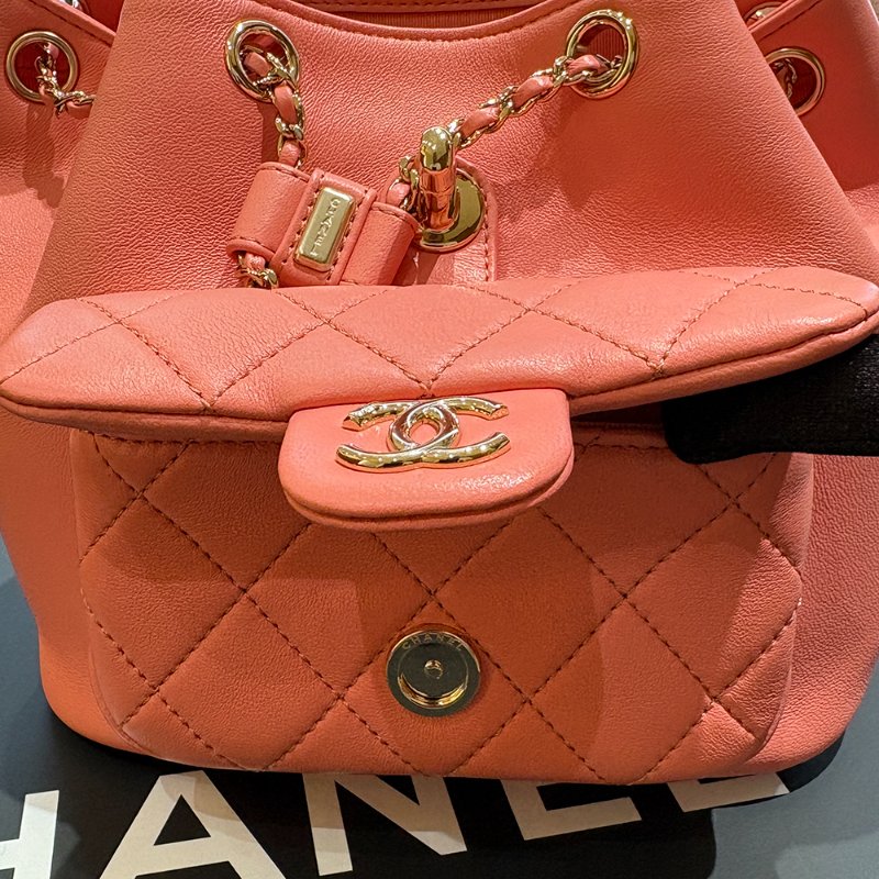 【現貨｜夢幻逸品】Chanel Duma Mini 後背包｜經典粉 × 金釦 晶片款｜可甜可鹽的全能穿搭包｜香奈兒CC Logo 雙層口袋設計-20