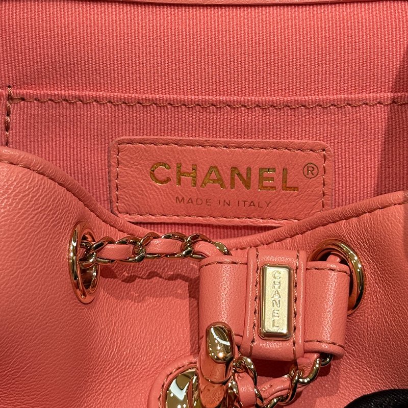 【現貨｜夢幻逸品】Chanel Duma Mini 後背包｜經典粉 × 金釦 晶片款｜可甜可鹽的全能穿搭包｜香奈兒CC Logo 雙層口袋設計-21