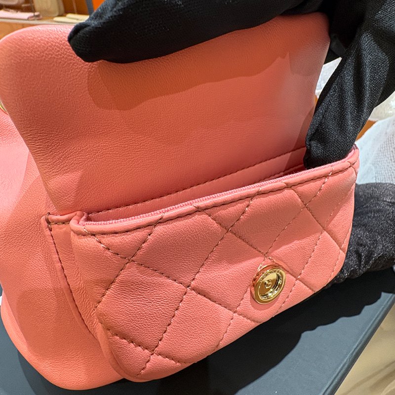 【現貨｜夢幻逸品】Chanel Duma Mini 後背包｜經典粉 × 金釦 晶片款｜可甜可鹽的全能穿搭包｜香奈兒CC Logo 雙層口袋設計-26
