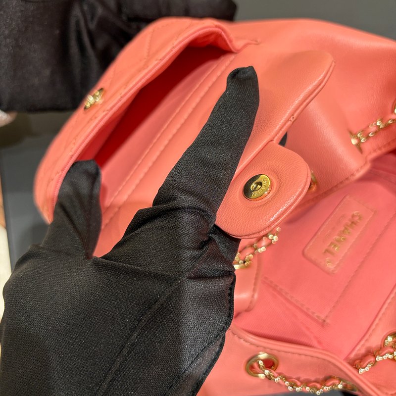 【現貨｜夢幻逸品】Chanel Duma Mini 後背包｜經典粉 × 金釦 晶片款｜可甜可鹽的全能穿搭包｜香奈兒CC Logo 雙層口袋設計-27