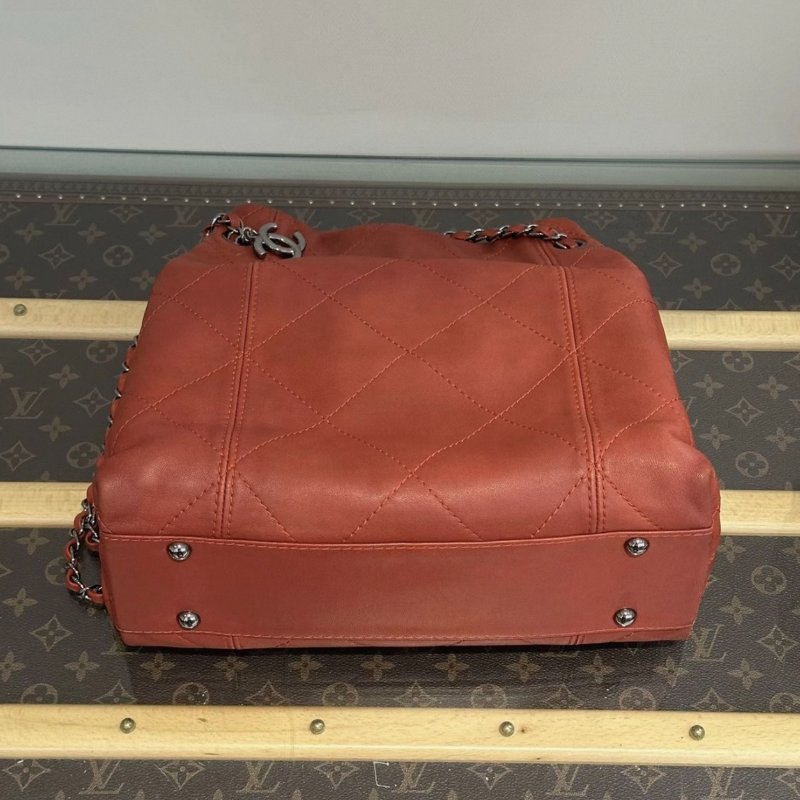 CHANEL 紅銀扣雙 C大logo 肩背斜背鍊條包 30*30*13 98新配件塵袋保卡-1