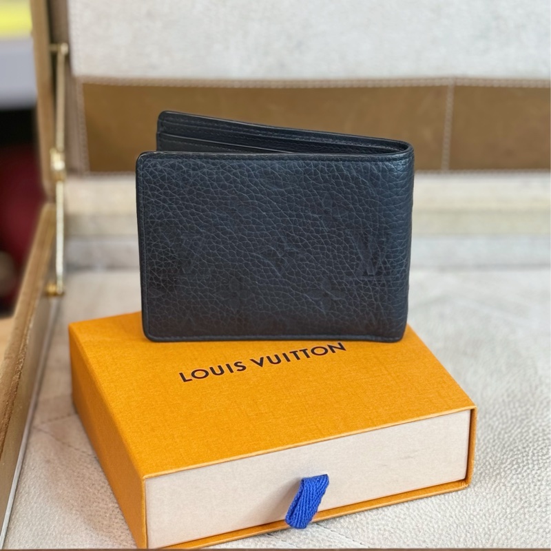 上架中🔑Louis Vuitton 黑色壓紋男士短夾-0