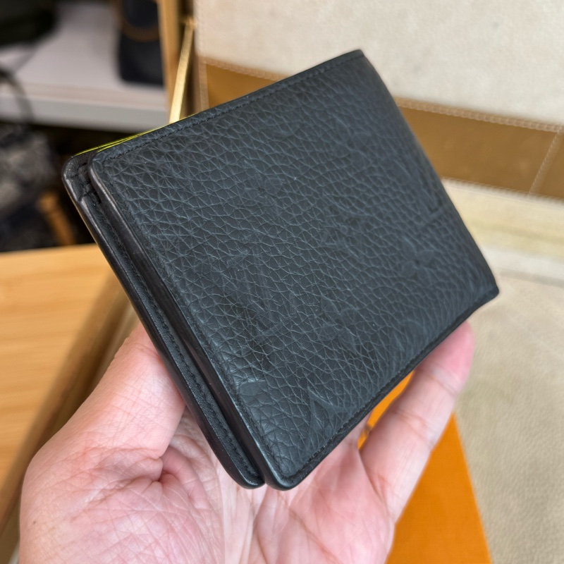 上架中🔑Louis Vuitton 黑色壓紋男士短夾-1