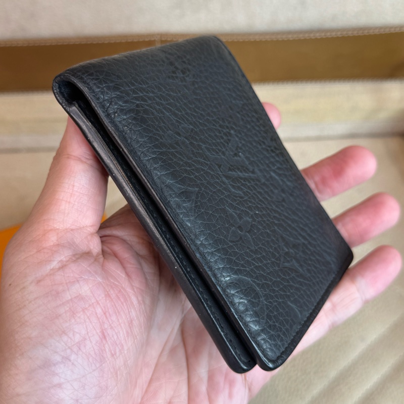 上架中🔑Louis Vuitton 黑色壓紋男士短夾-3