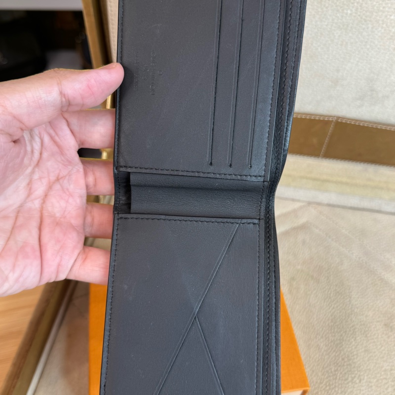 上架中🔑Louis Vuitton 黑色壓紋男士短夾-6