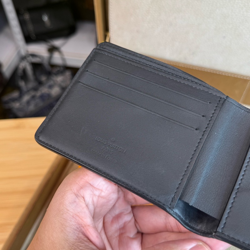上架中🔑Louis Vuitton 黑色壓紋男士短夾-8
