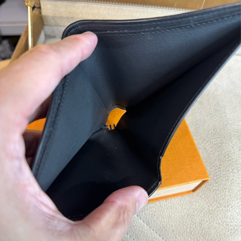 上架中🔑Louis Vuitton 黑色壓紋男士短夾-9