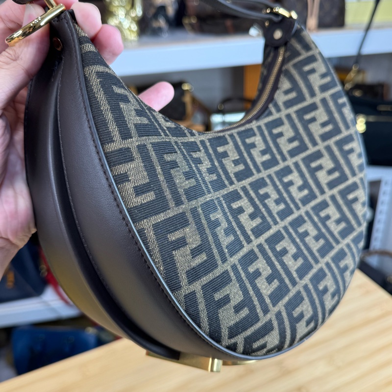 上架中🔑Fendi 全新老花Fendigraphy小款月牙腋下包-1