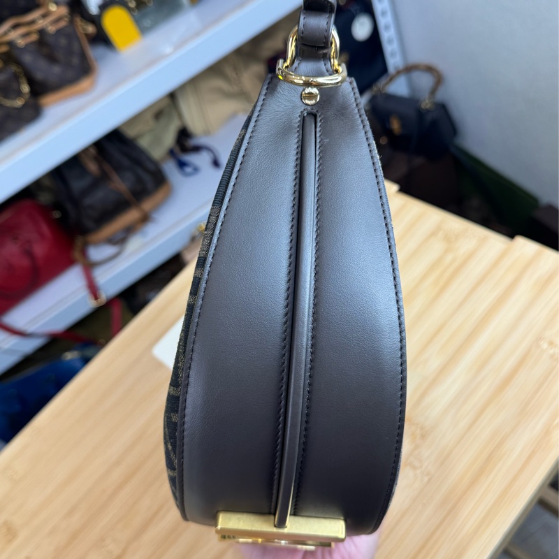 上架中🔑Fendi 全新老花Fendigraphy小款月牙腋下包-9