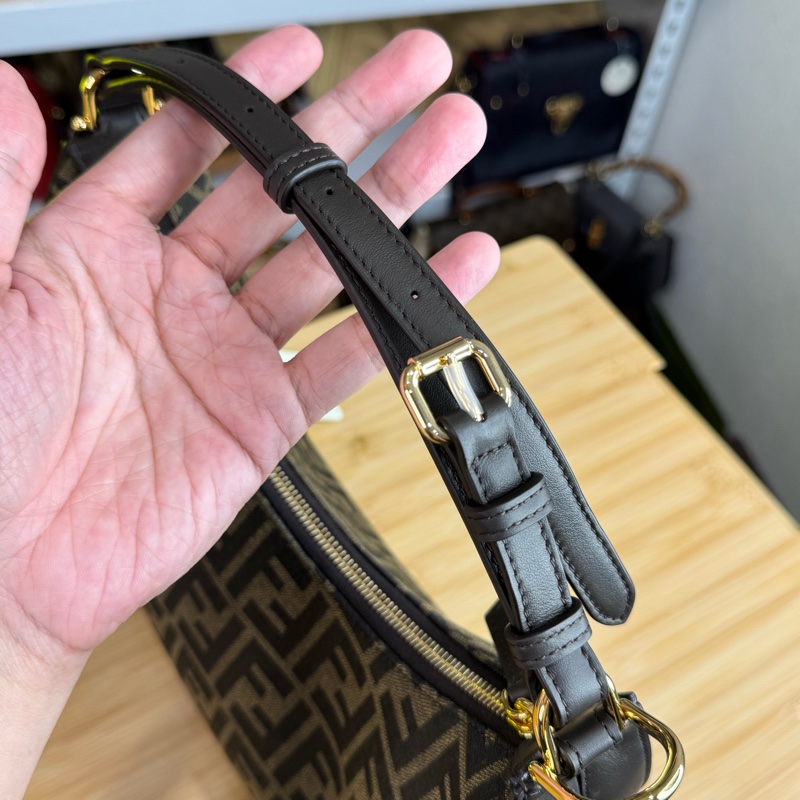 上架中🔑Fendi 全新老花Fendigraphy小款月牙腋下包-10