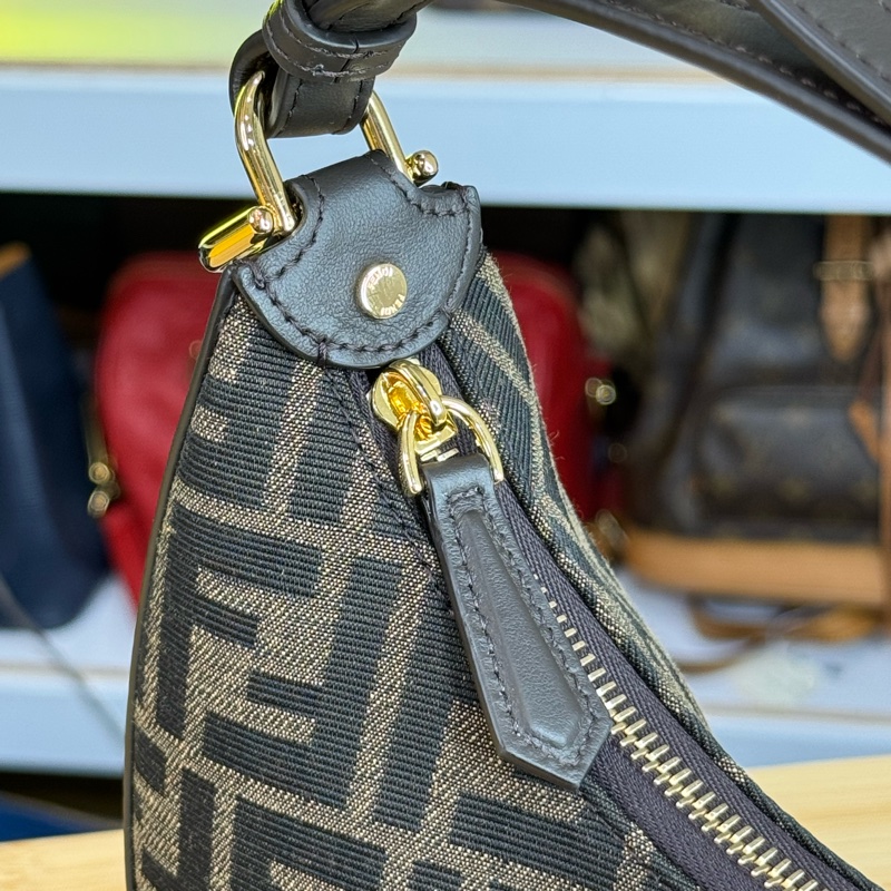上架中🔑Fendi 全新老花Fendigraphy小款月牙腋下包-12