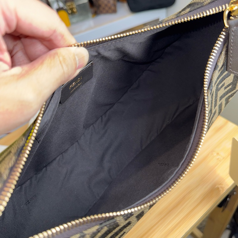 上架中🔑Fendi 全新老花Fendigraphy小款月牙腋下包-14