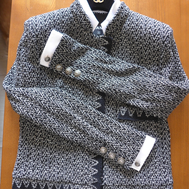 香奈兒 Chanel黑白斜紋羊毛混紡獅子雙C紐扣 外套與裙子（整套出售）-1